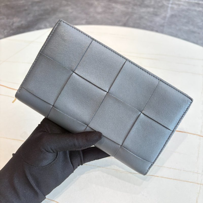 *SHIHNA名牌精品* BOTTEGA VENETA 灰色 大格編織小牛皮拉鍊長夾-2