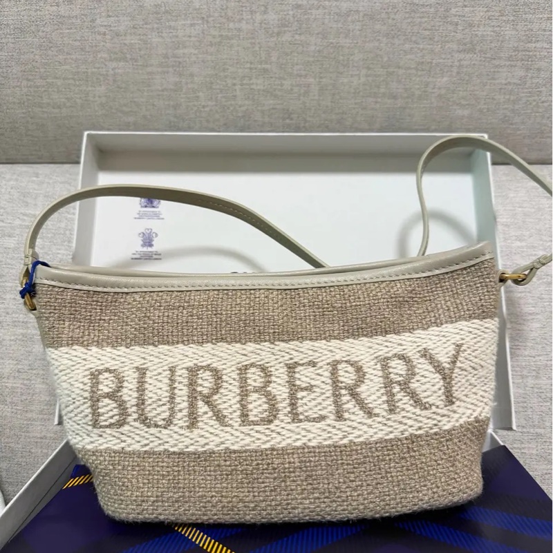 Burberry肩背包-5