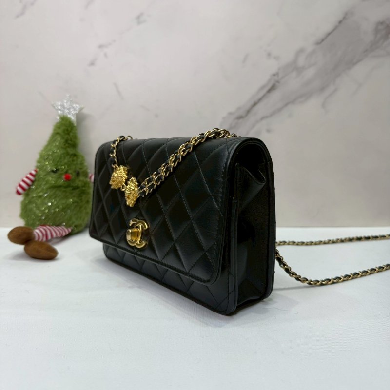 CHANEL 羊皮獅頭鏈帶WOC-2
