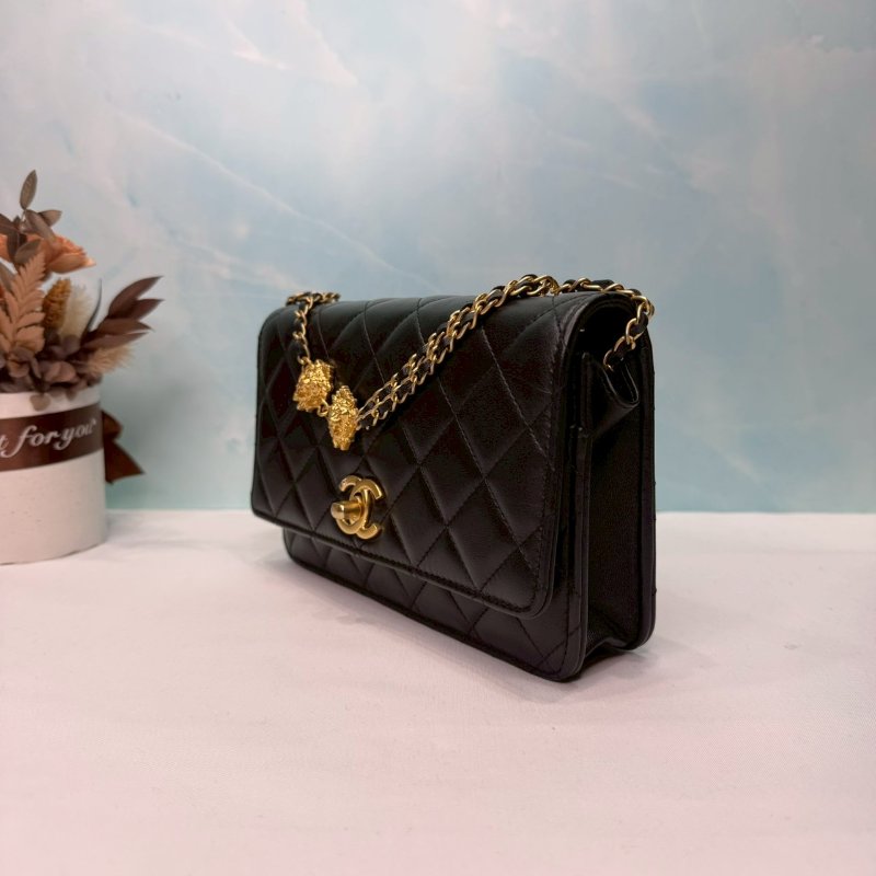 CHANEL 小羊皮獅頭鏈帶WOC-2