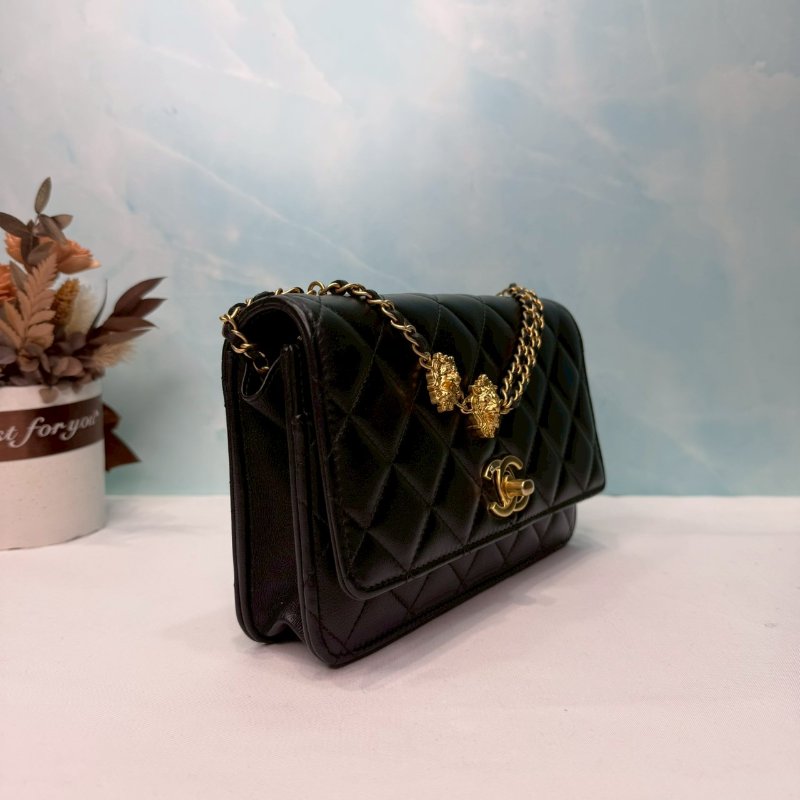 CHANEL 小羊皮獅頭鏈帶WOC-3