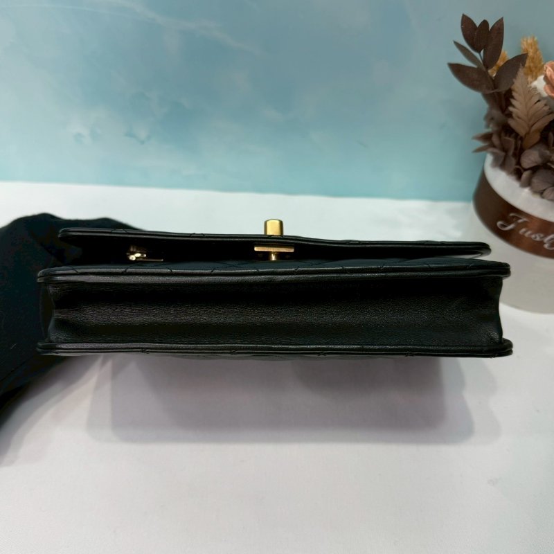 CHANEL 小羊皮獅頭鏈帶WOC-6