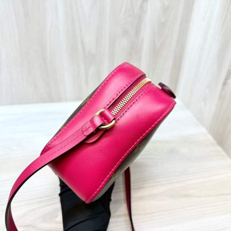 LV 原花拚桃色拉鍊流蘇相機包M43557-14