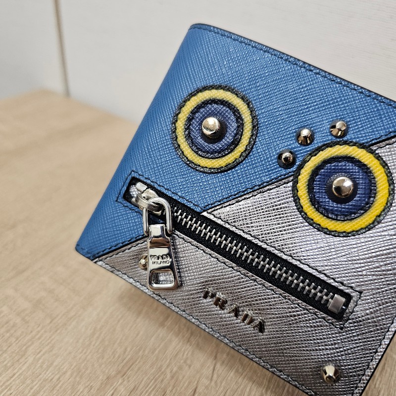 [絕版好物🧧不會跟別人一樣] Prada銀藍防刮皮銀釦機器人短夾-3