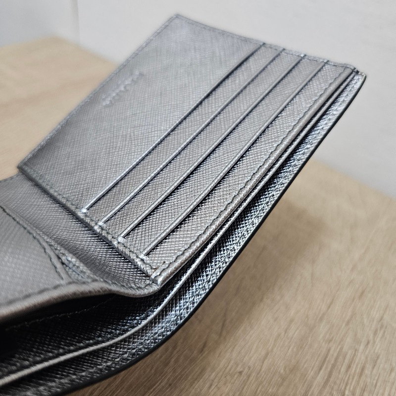 [絕版好物🧧不會跟別人一樣] Prada銀藍防刮皮銀釦機器人短夾-10