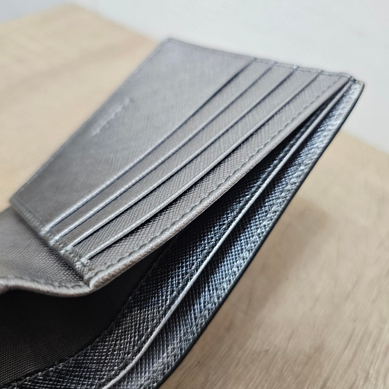 [絕版好物🧧不會跟別人一樣] Prada銀藍防刮皮銀釦機器人短夾-11