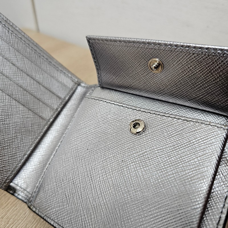 [絕版好物🧧不會跟別人一樣] Prada銀藍防刮皮銀釦機器人短夾-15