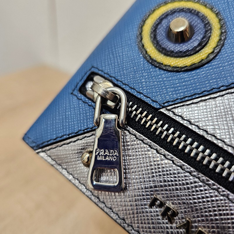 [絕版好物🧧不會跟別人一樣] Prada銀藍防刮皮銀釦機器人短夾-16