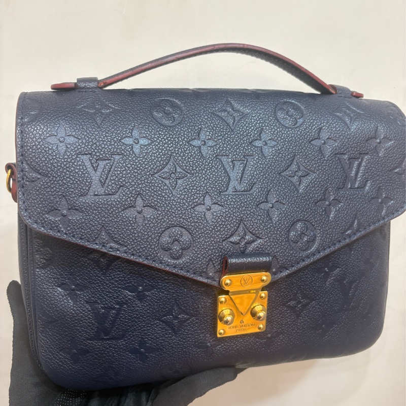 LV 壓紋海軍藍郵差包-0