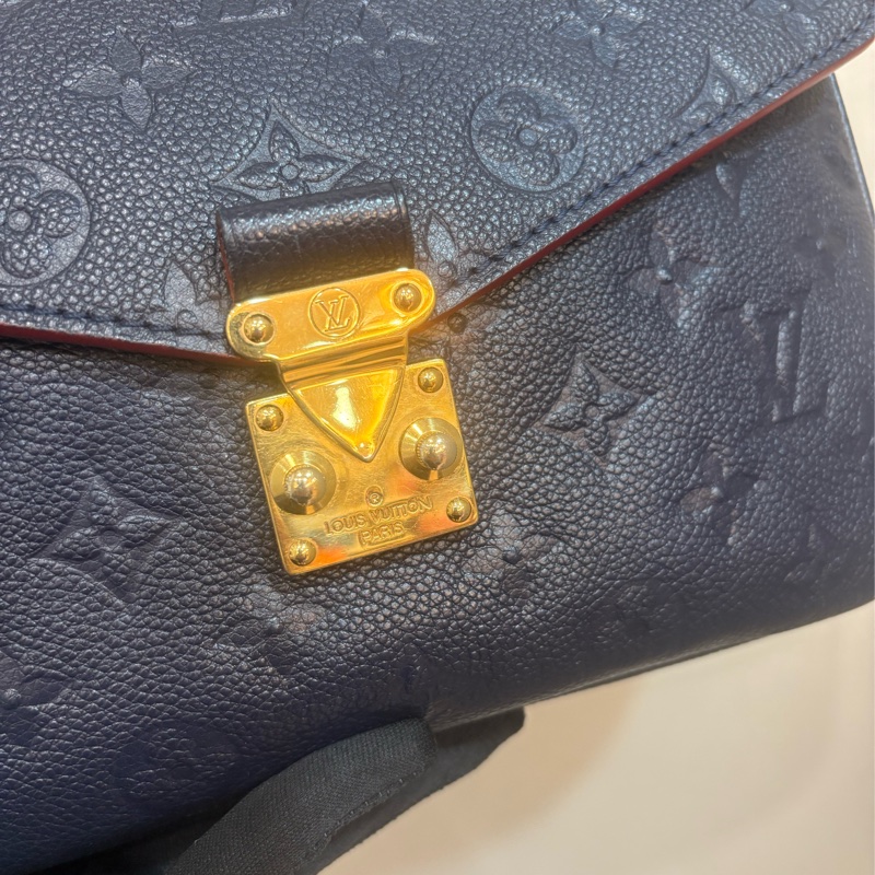 LV 壓紋海軍藍郵差包-1