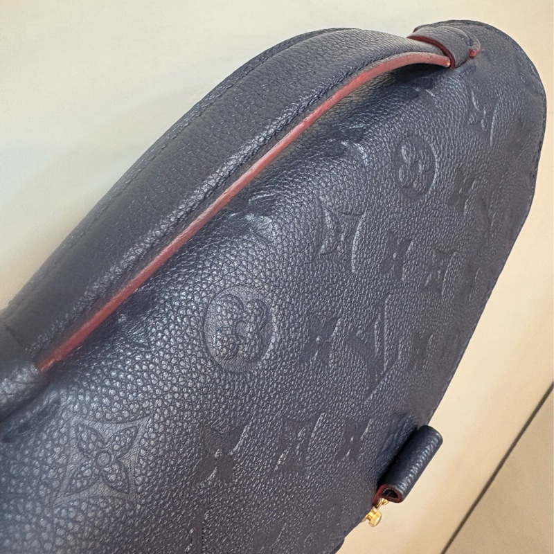 LV 壓紋海軍藍郵差包-2