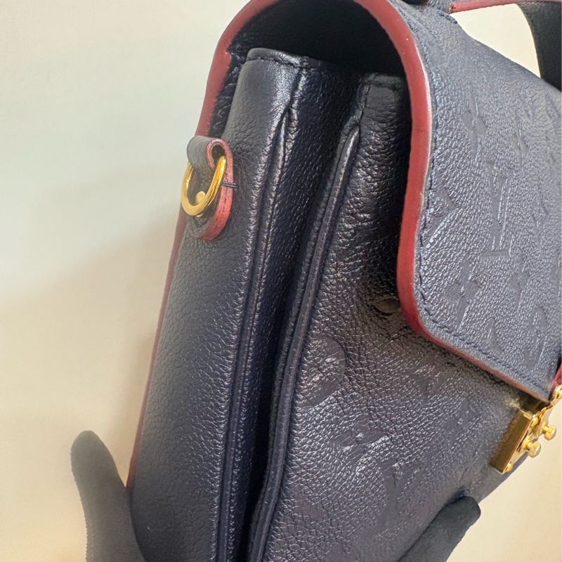 LV 壓紋海軍藍郵差包-3