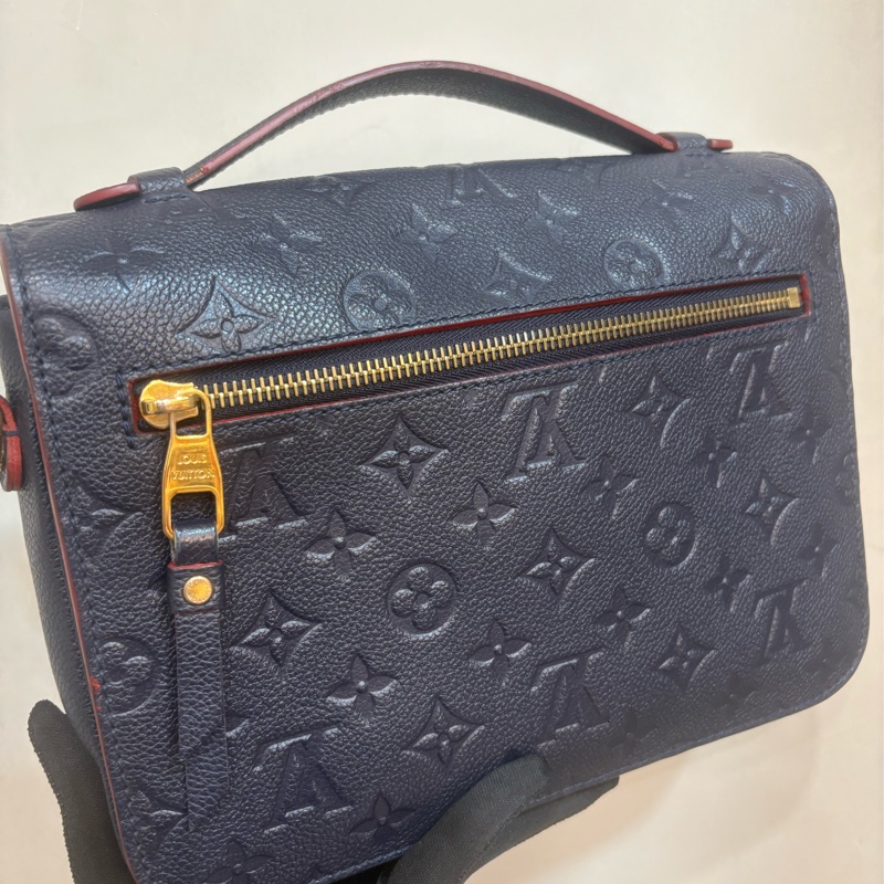 LV 壓紋海軍藍郵差包-4