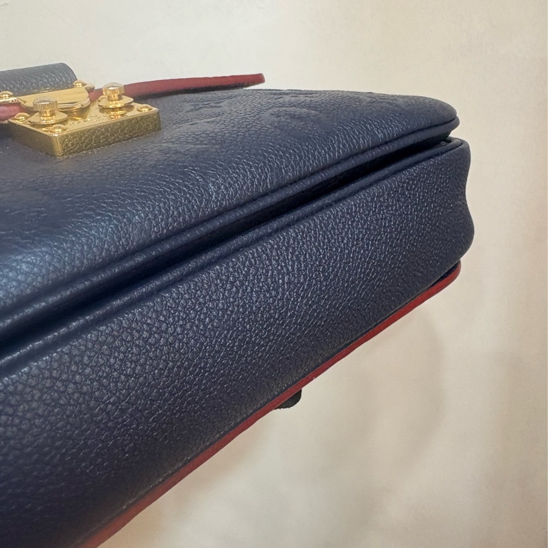 LV 壓紋海軍藍郵差包-5