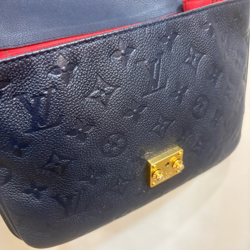 LV 壓紋海軍藍郵差包-6
