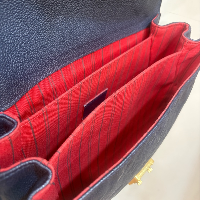 LV 壓紋海軍藍郵差包-7