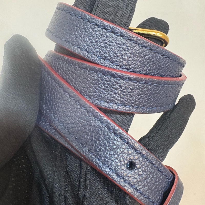 LV 壓紋海軍藍郵差包-8