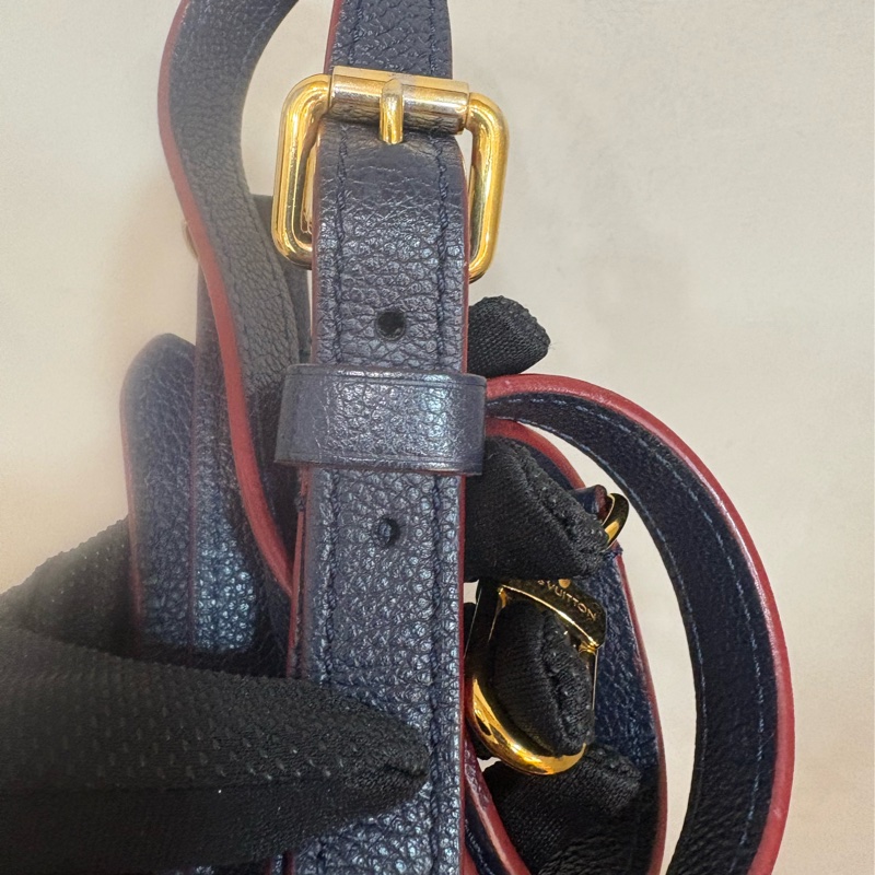 LV 壓紋海軍藍郵差包-9