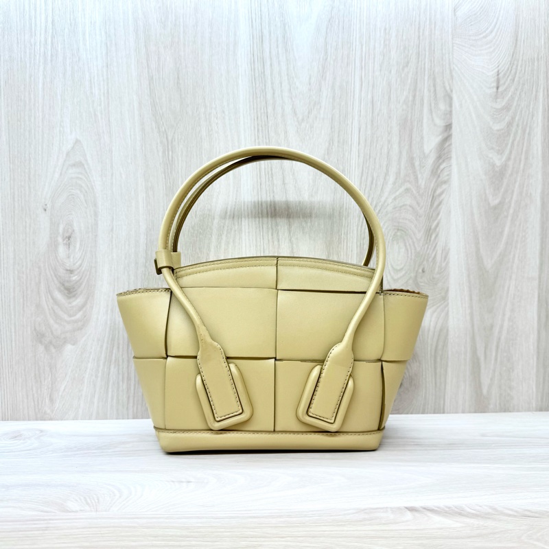 BV芥末黃小牛皮大編織ARCO 29手提側背包-1