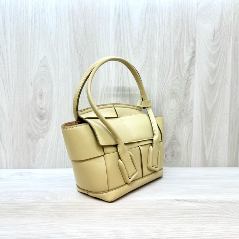 BV芥末黃小牛皮大編織ARCO 29手提側背包-2