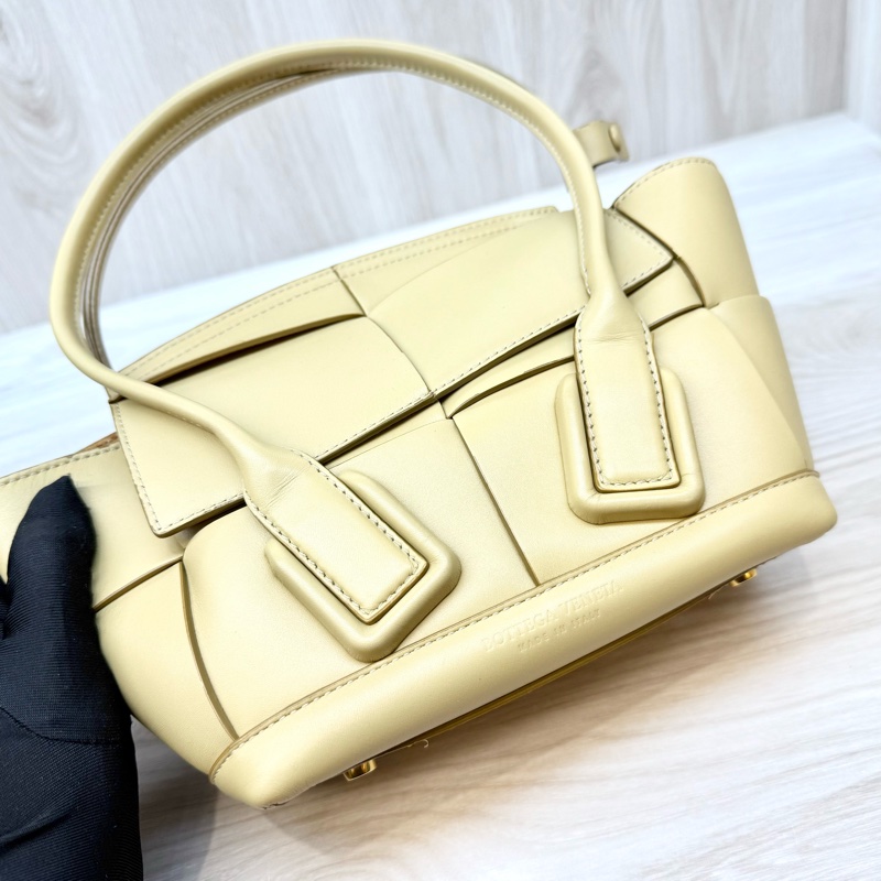 BV芥末黃小牛皮大編織ARCO 29手提側背包-13