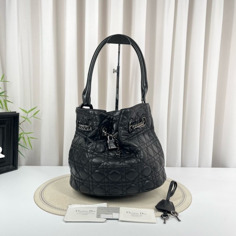 迪奧Dior 黑色皮質經典桶包 經典格紋 復古鎖扣 容量大 手提設計 鏈條裝飾 皮質厚實 菱格紋飽滿-0