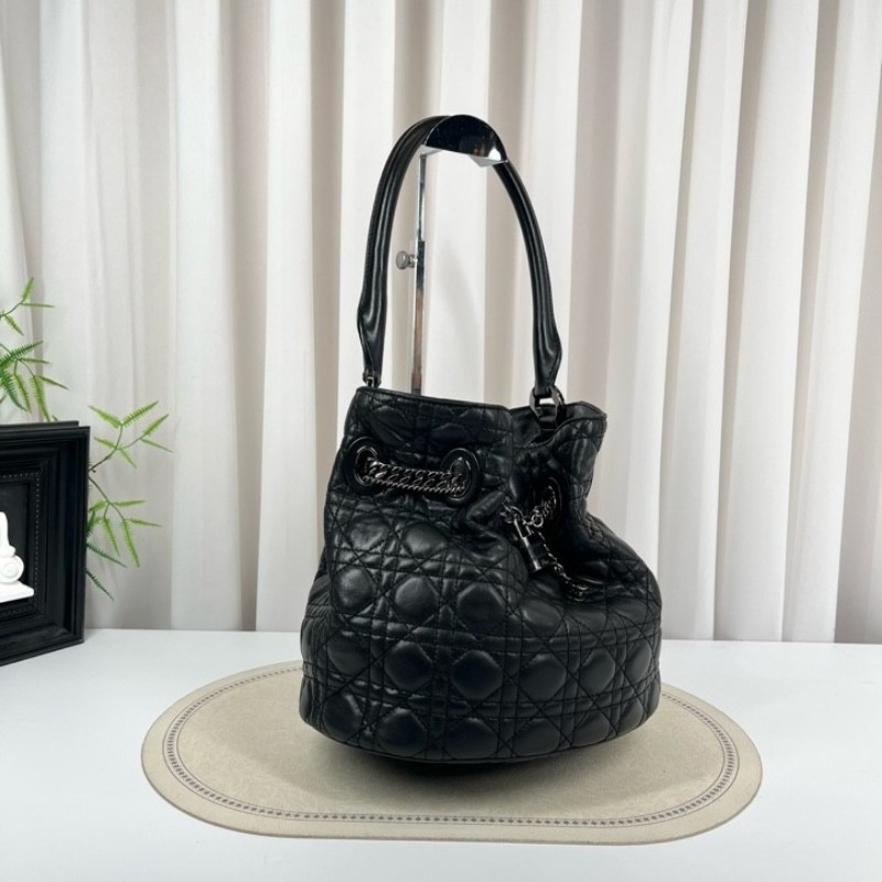 迪奧Dior 黑色皮質經典桶包 經典格紋 復古鎖扣 容量大 手提設計 鏈條裝飾 皮質厚實 菱格紋飽滿-1