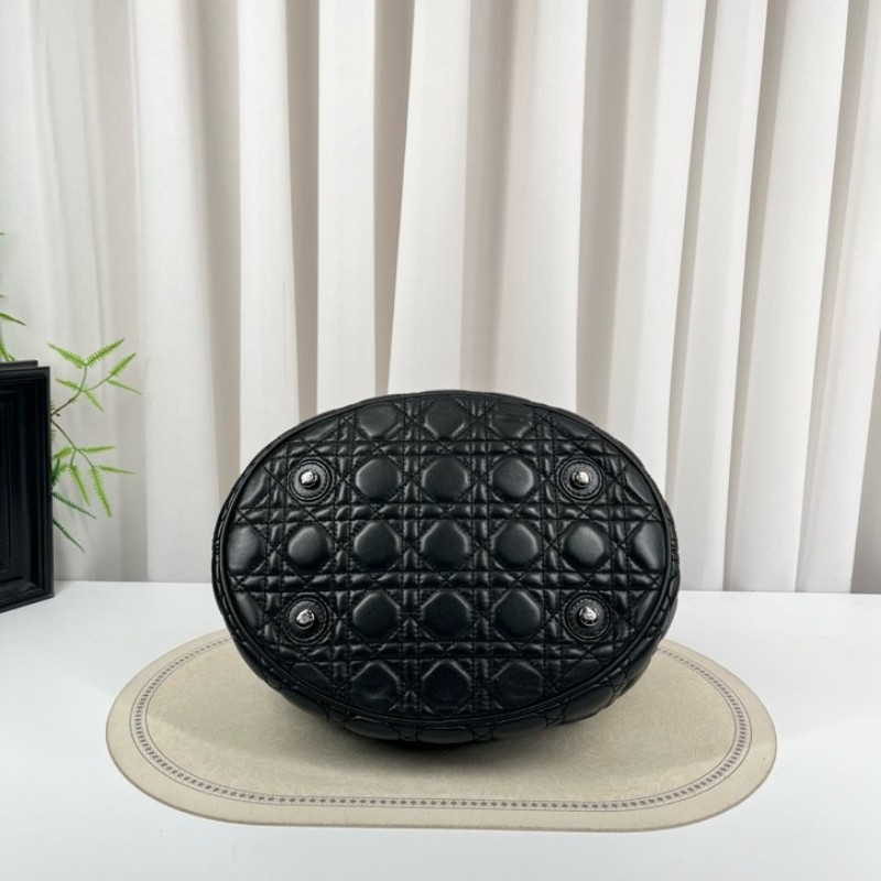 迪奧Dior 黑色皮質經典桶包 經典格紋 復古鎖扣 容量大 手提設計 鏈條裝飾 皮質厚實 菱格紋飽滿-4