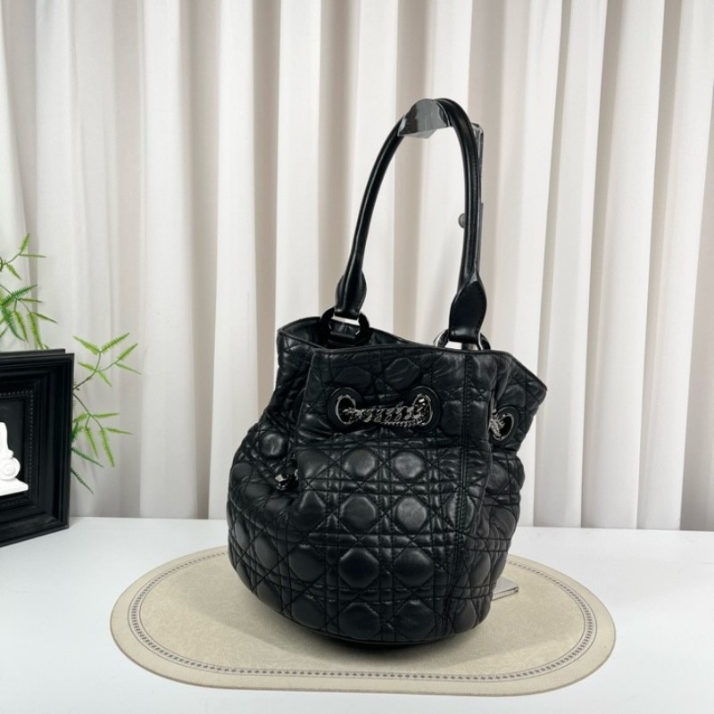 迪奧Dior 黑色皮質經典桶包 經典格紋 復古鎖扣 容量大 手提設計 鏈條裝飾 皮質厚實 菱格紋飽滿-7