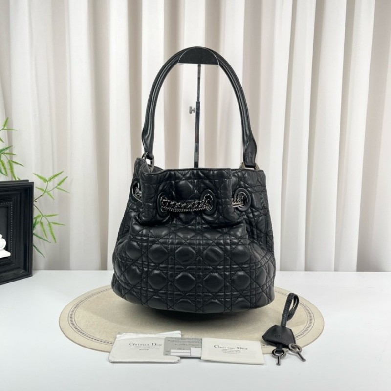 迪奧Dior 黑色皮質經典桶包 經典格紋 復古鎖扣 容量大 手提設計 鏈條裝飾 皮質厚實 菱格紋飽滿-8