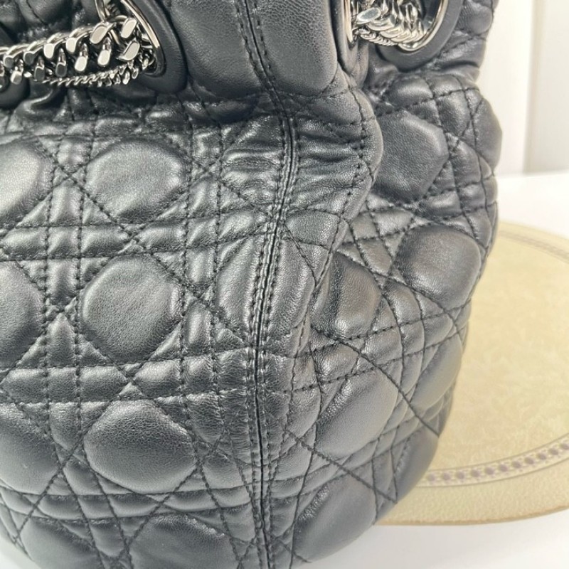 迪奧Dior 黑色皮質經典桶包 經典格紋 復古鎖扣 容量大 手提設計 鏈條裝飾 皮質厚實 菱格紋飽滿-12