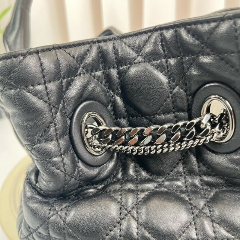 迪奧Dior 黑色皮質經典桶包 經典格紋 復古鎖扣 容量大 手提設計 鏈條裝飾 皮質厚實 菱格紋飽滿-18