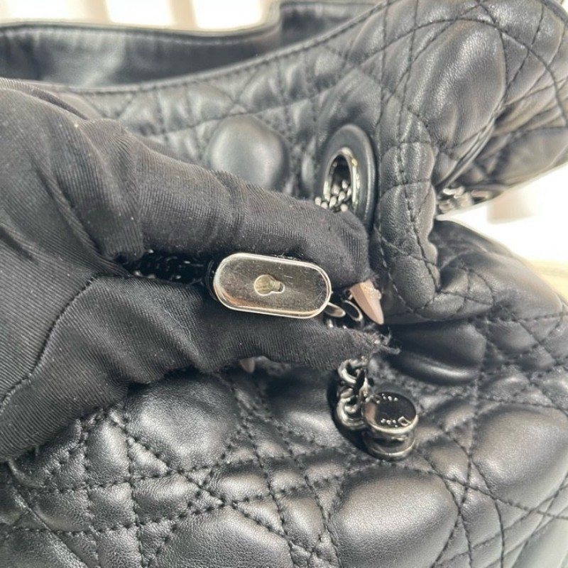 迪奧Dior 黑色皮質經典桶包 經典格紋 復古鎖扣 容量大 手提設計 鏈條裝飾 皮質厚實 菱格紋飽滿-21