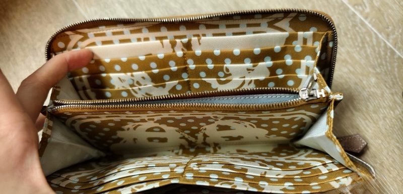 9.9 成新 愛馬仕Hermès Silk’In 芝麻色拉鍊長夾｜內裡點點海馬｜附塵袋 EPSOM-1