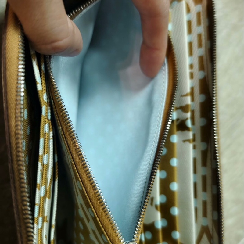 9.9 成新 愛馬仕Hermès Silk’In 芝麻色拉鍊長夾｜內裡點點海馬｜附塵袋 EPSOM-2