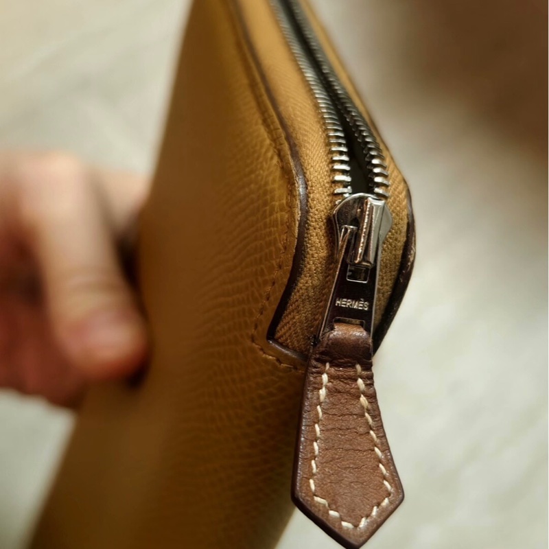9.9 成新 愛馬仕Hermès Silk’In 芝麻色拉鍊長夾｜內裡點點海馬｜附塵袋 EPSOM-5