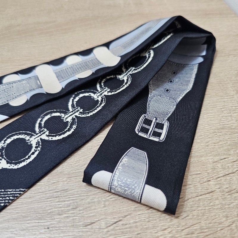 [圖案超美,最佳包包配飾當圍巾絲巾也很好看🧧] Hermes黑底皮帶皇家馬Bride Bloc Twilly絲巾-2