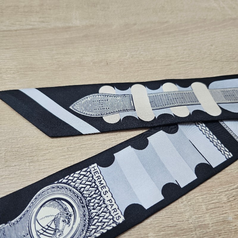 [圖案超美,最佳包包配飾當圍巾絲巾也很好看🧧] Hermes黑底皮帶皇家馬Bride Bloc Twilly絲巾-3