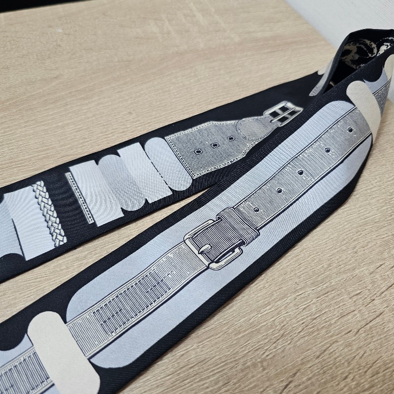 [圖案超美,最佳包包配飾當圍巾絲巾也很好看🧧] Hermes黑底皮帶皇家馬Bride Bloc Twilly絲巾-4