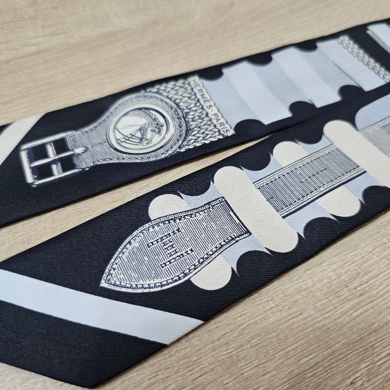 [圖案超美,最佳包包配飾當圍巾絲巾也很好看🧧] Hermes黑底皮帶皇家馬Bride Bloc Twilly絲巾-5