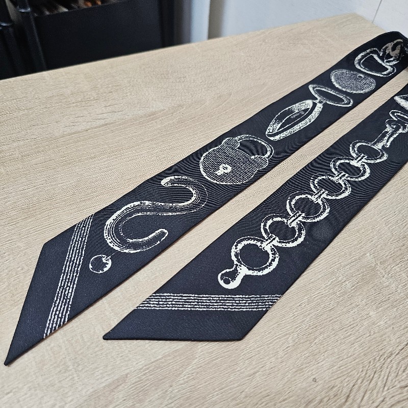 [圖案超美,最佳包包配飾當圍巾絲巾也很好看🧧] Hermes黑底皮帶皇家馬Bride Bloc Twilly絲巾-6