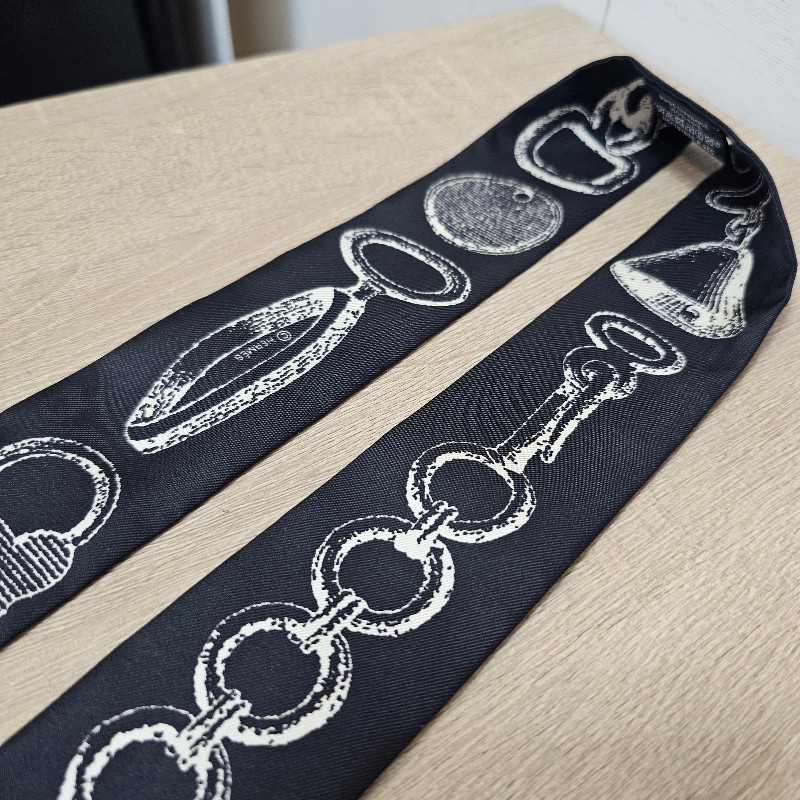 [圖案超美,最佳包包配飾當圍巾絲巾也很好看🧧] Hermes黑底皮帶皇家馬Bride Bloc Twilly絲巾-7