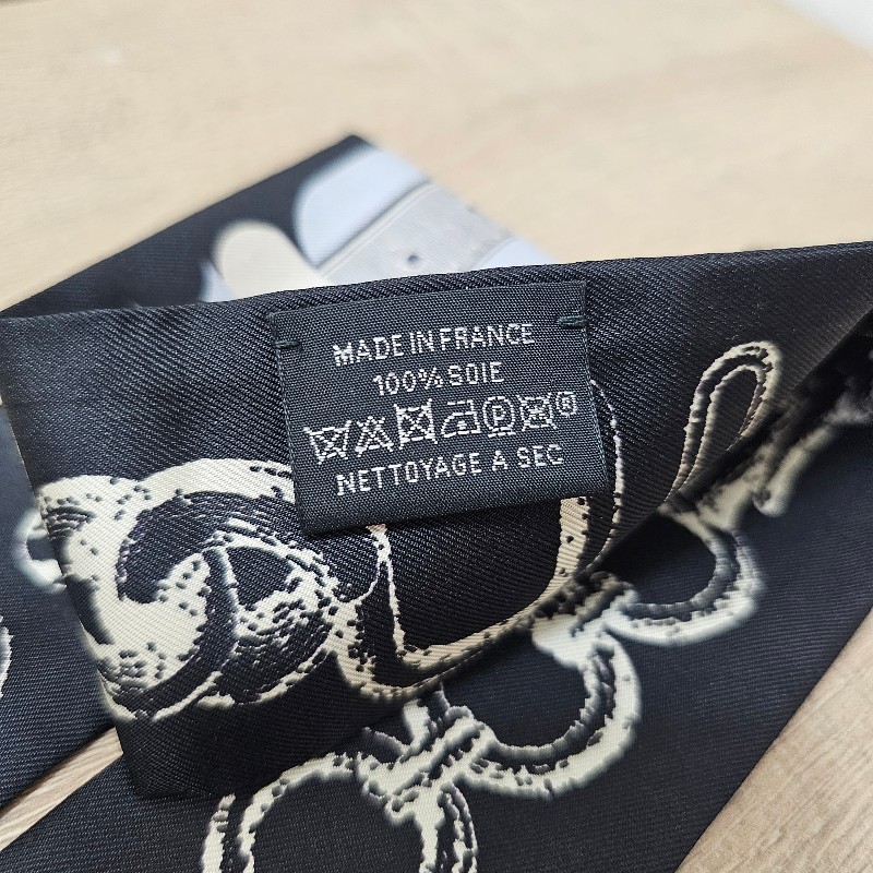 [圖案超美,最佳包包配飾當圍巾絲巾也很好看🧧] Hermes黑底皮帶皇家馬Bride Bloc Twilly絲巾-8