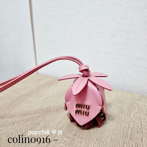 [超可愛吊飾,新年福利🧧] MiuMiu 玫瑰粉拼紅牛皮造型吊飾
