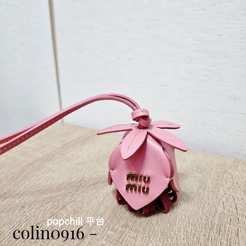 [超可愛吊飾,新年福利🧧] MiuMiu 玫瑰粉拼紅牛皮造型吊飾-0