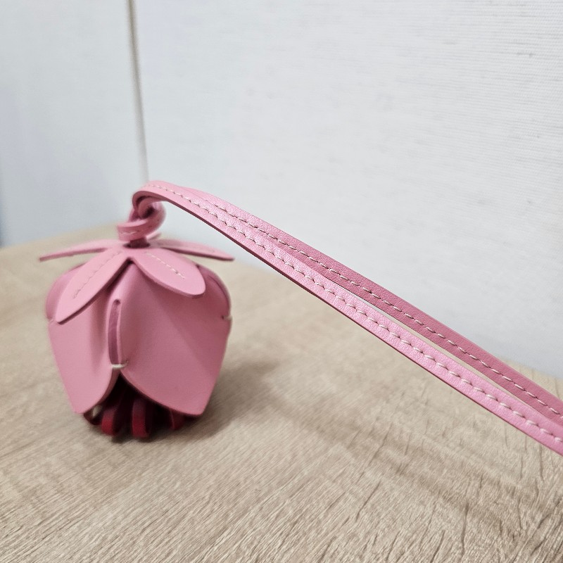 [超可愛吊飾,新年福利🧧] MiuMiu 玫瑰粉拼紅牛皮造型吊飾-2