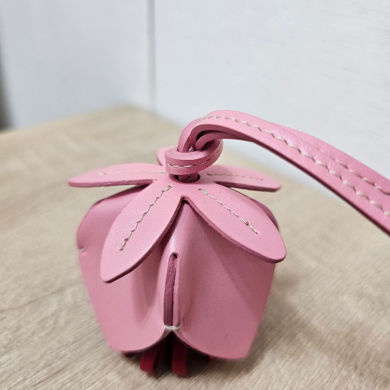 [超可愛吊飾,新年福利🧧] MiuMiu 玫瑰粉拼紅牛皮造型吊飾-3