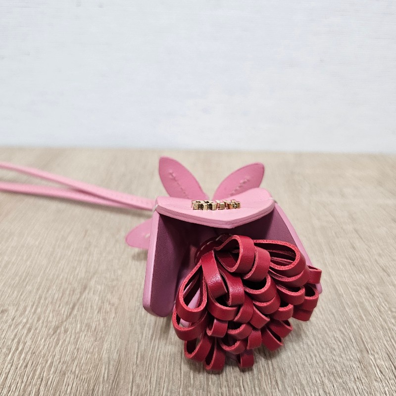 [超可愛吊飾,新年福利🧧] MiuMiu 玫瑰粉拼紅牛皮造型吊飾-5