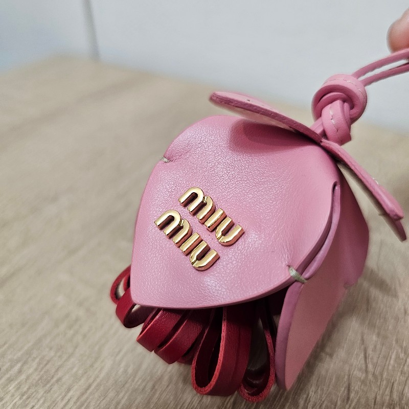 [超可愛吊飾,新年福利🧧] MiuMiu 玫瑰粉拼紅牛皮造型吊飾-6