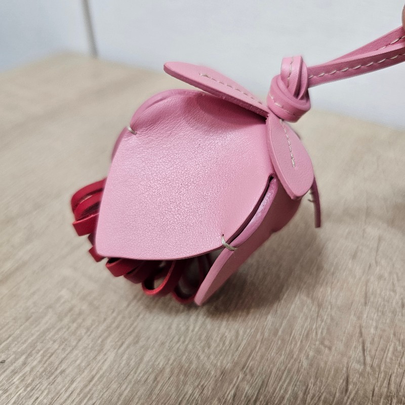 [超可愛吊飾,新年福利🧧] MiuMiu 玫瑰粉拼紅牛皮造型吊飾-7